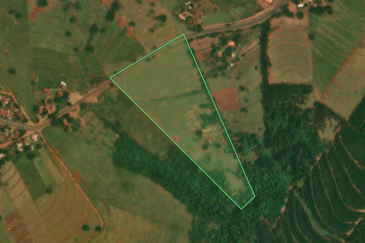 Imagem de satélite do imóvel rural em Altônia (PR), com o contorno declarado no CAR desenhado por cima.