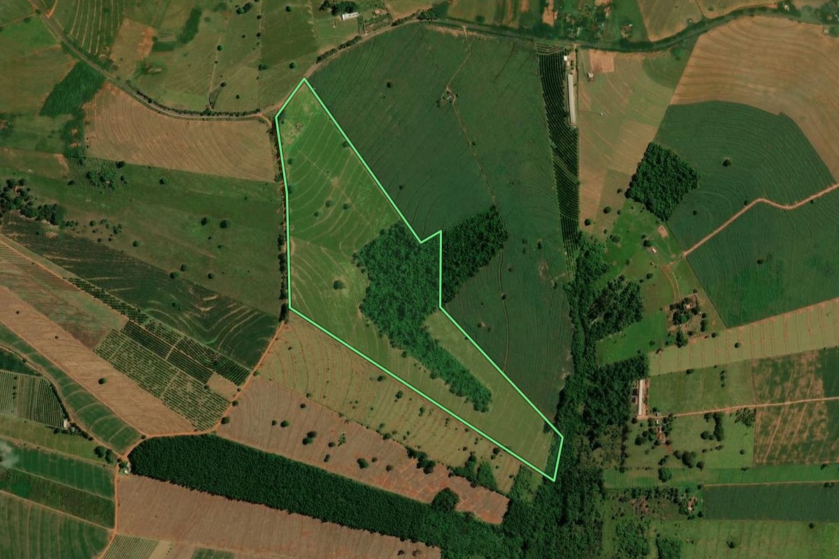 Imagem de satélite do imóvel rural em Altônia (PR), com o contorno declarado no CAR desenhado por cima.