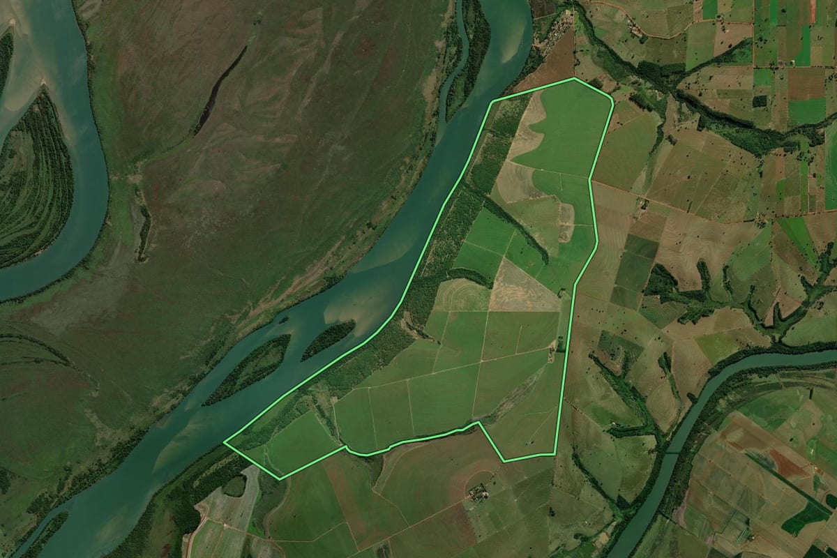 Imagem de satélite do imóvel rural em Altônia (PR), com o contorno declarado no CAR desenhado por cima.