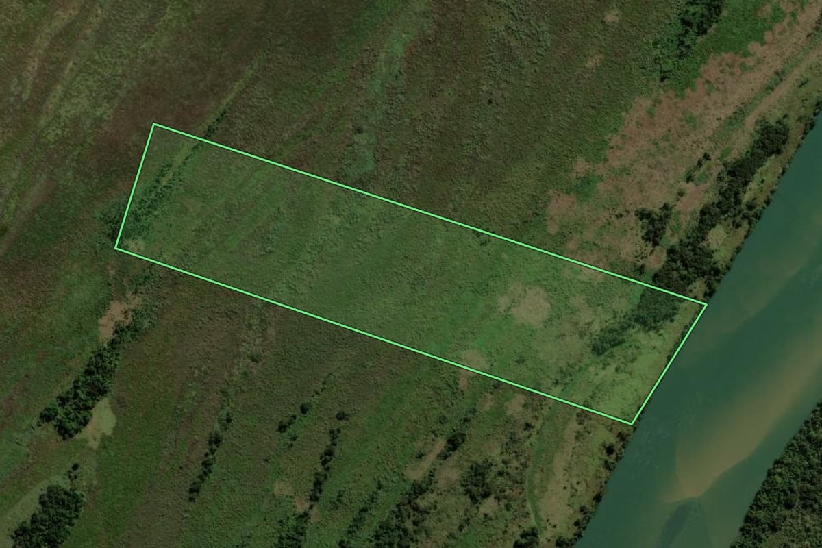 Imagem de satélite do imóvel rural em Altônia (PR), com o contorno declarado no CAR desenhado por cima.