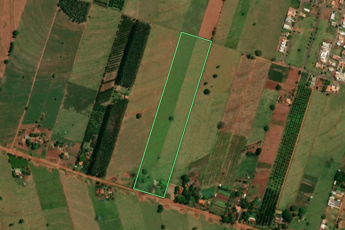 Imagem de satélite do imóvel rural em Altônia (PR), com o contorno declarado no CAR desenhado por cima.