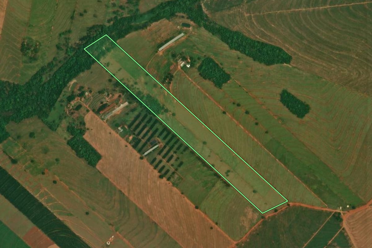 Imagem de satélite do imóvel rural em Altônia (PR), com o contorno declarado no CAR desenhado por cima.