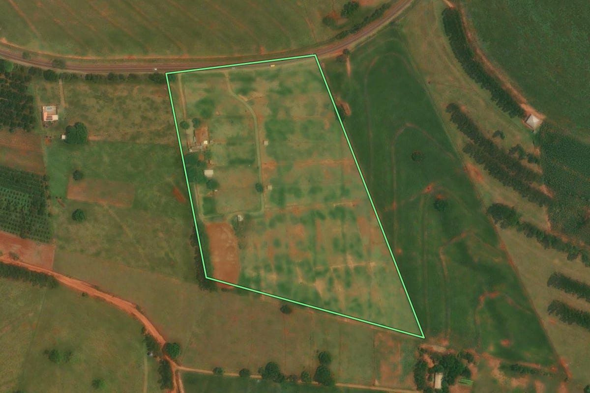 Imagem de satélite do imóvel rural em Altônia (PR), com o contorno declarado no CAR desenhado por cima.