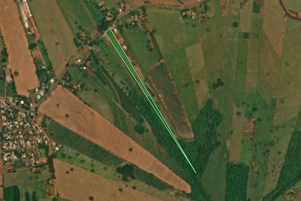 Imagem de satélite do imóvel rural em Altônia (PR), com o contorno declarado no CAR desenhado por cima.