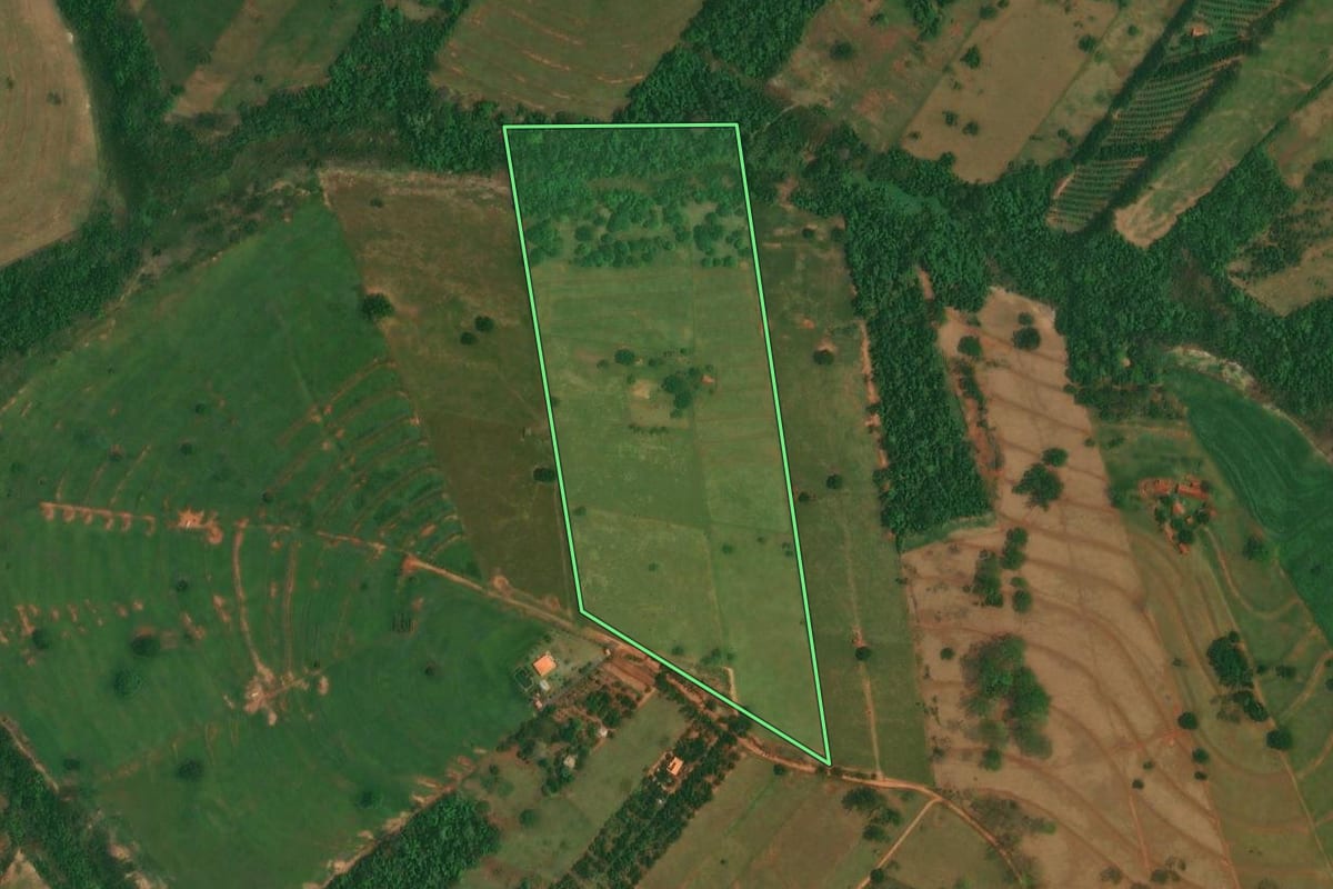Imagem de satélite do imóvel rural em Altônia (PR), com o contorno declarado no CAR desenhado por cima.