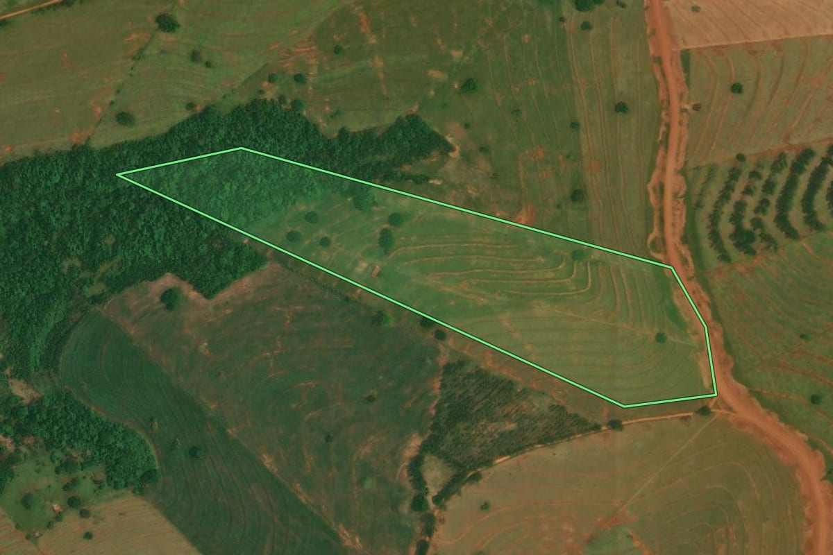 Imagem de satélite do imóvel rural em Altônia (PR), com o contorno declarado no CAR desenhado por cima.