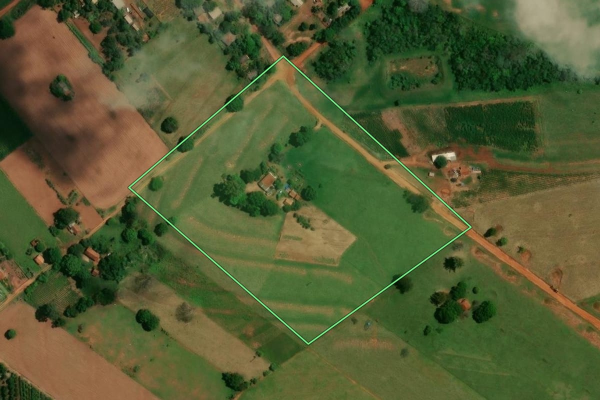 Imagem de satélite do imóvel rural em Altônia (PR), com o contorno declarado no CAR desenhado por cima.