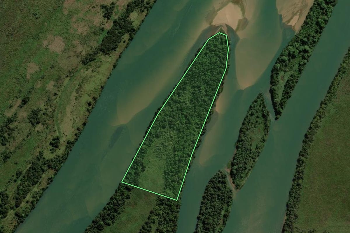 Imagem de satélite do imóvel rural em Altônia (PR), com o contorno declarado no CAR desenhado por cima.
