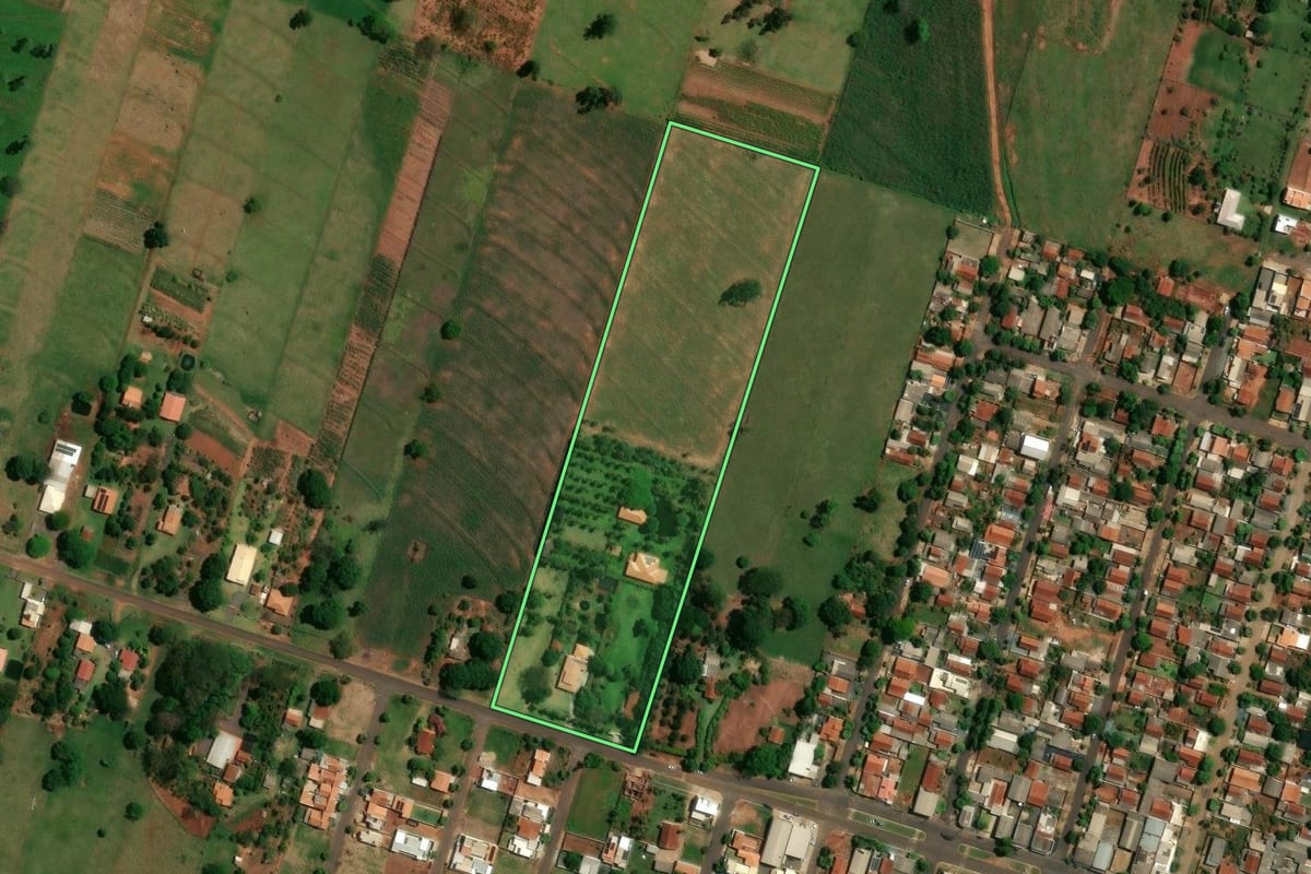 Imagem de satélite do imóvel rural em Altônia (PR), com o contorno declarado no CAR desenhado por cima.