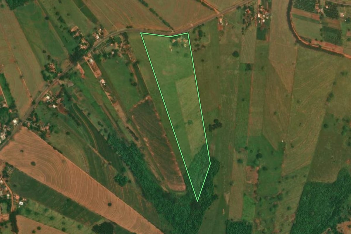Imagem de satélite do imóvel rural em Altônia (PR), com o contorno declarado no CAR desenhado por cima.