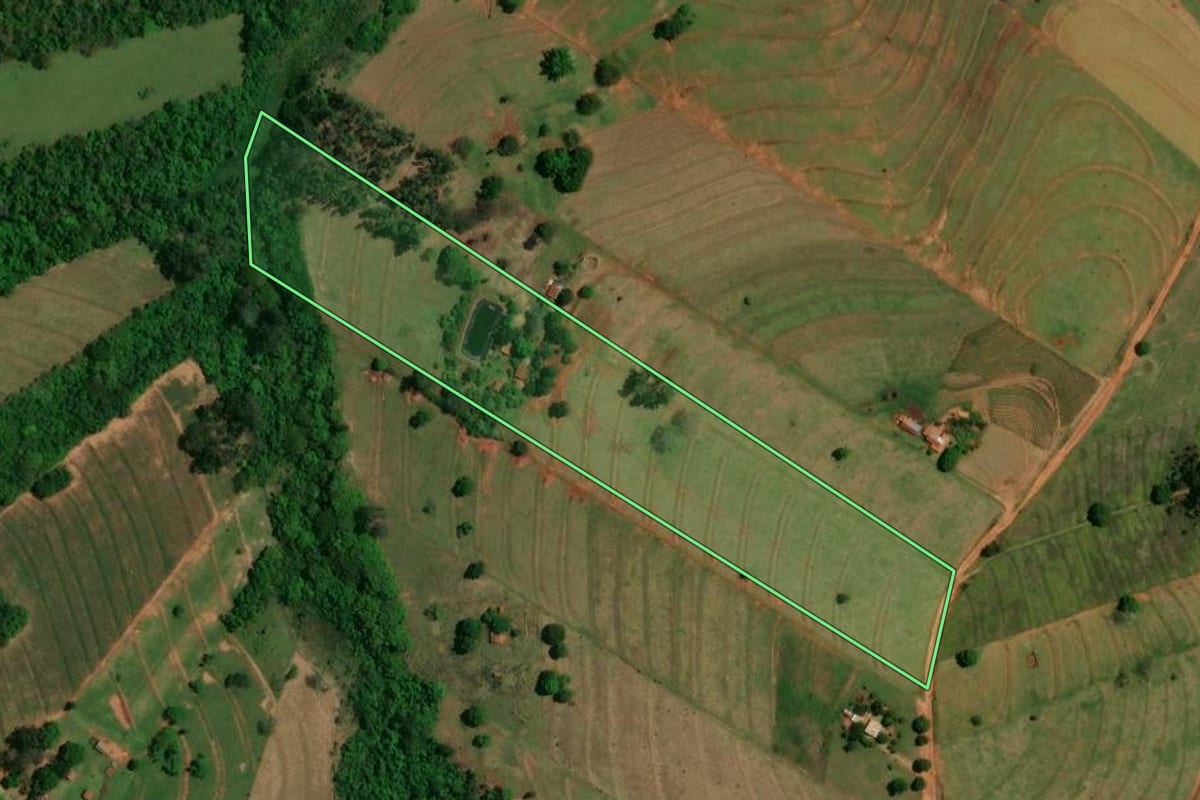 Imagem de satélite do imóvel rural em Altônia (PR), com o contorno declarado no CAR desenhado por cima.