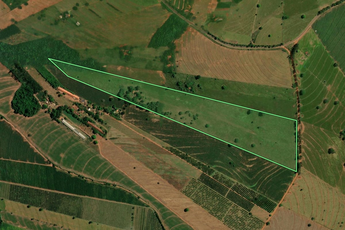 Imagem de satélite do imóvel rural em Altônia (PR), com o contorno declarado no CAR desenhado por cima.