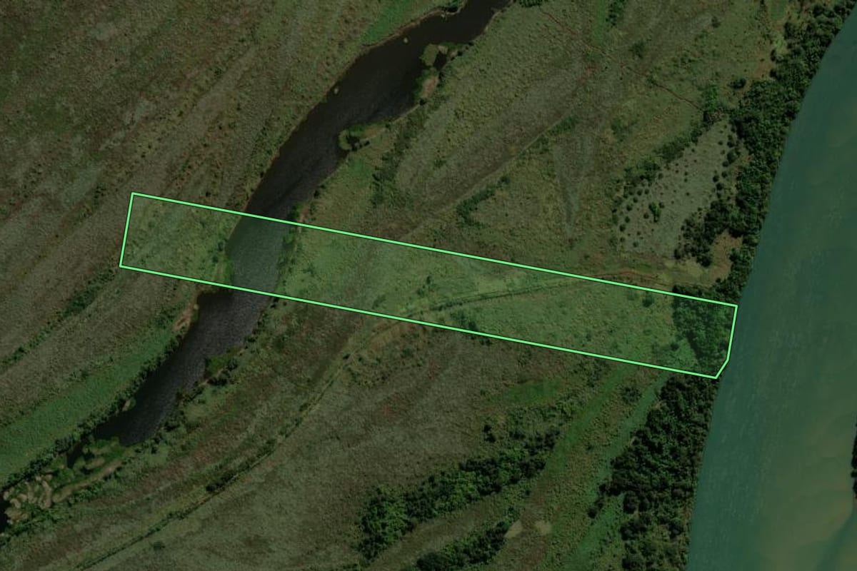 Imagem de satélite do imóvel rural em Altônia (PR), com o contorno declarado no CAR desenhado por cima.