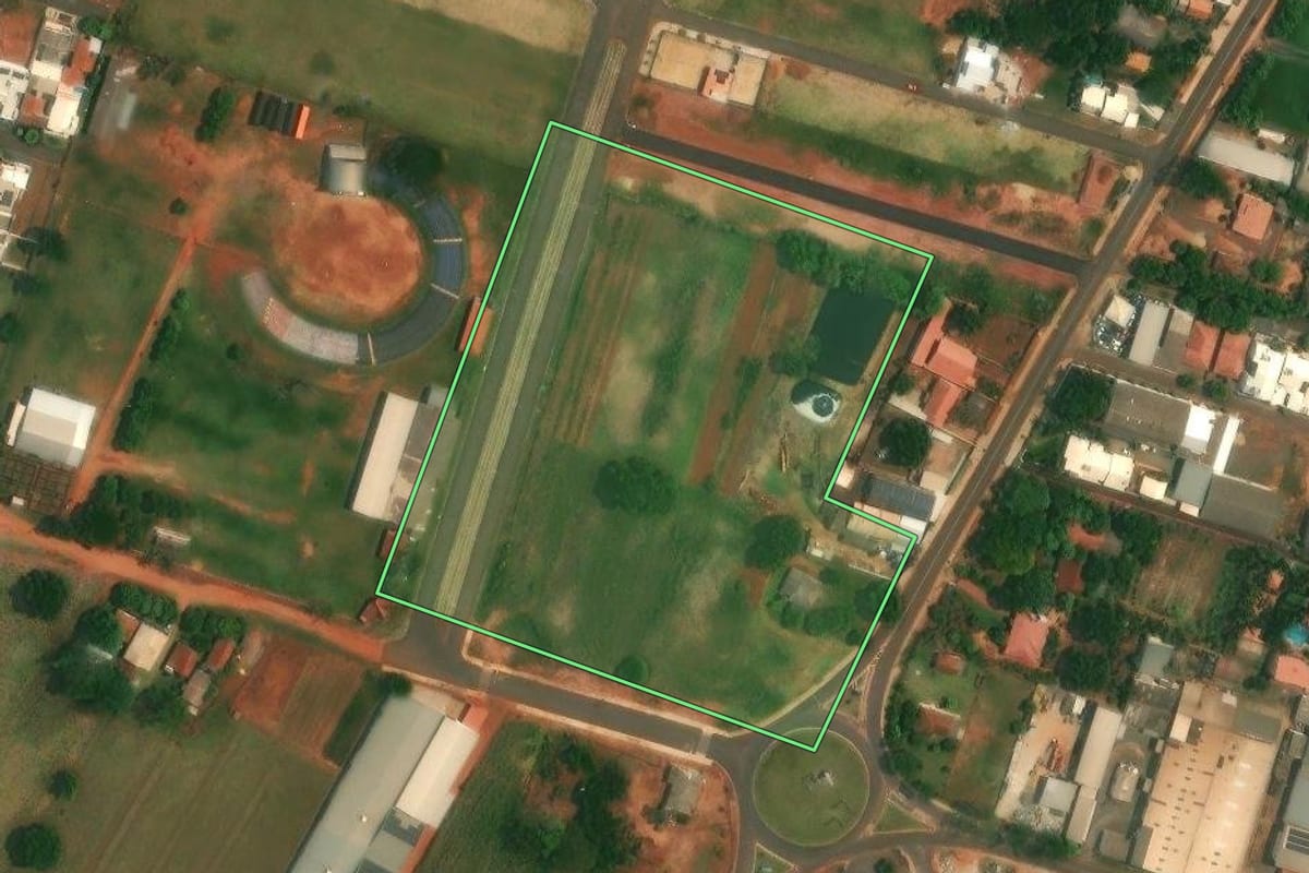 Imagem de satélite do imóvel rural em Altônia (PR), com o contorno declarado no CAR desenhado por cima.