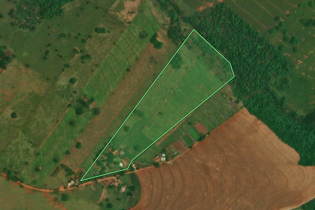 Imagem de satélite do imóvel rural em Altônia (PR), com o contorno declarado no CAR desenhado por cima.