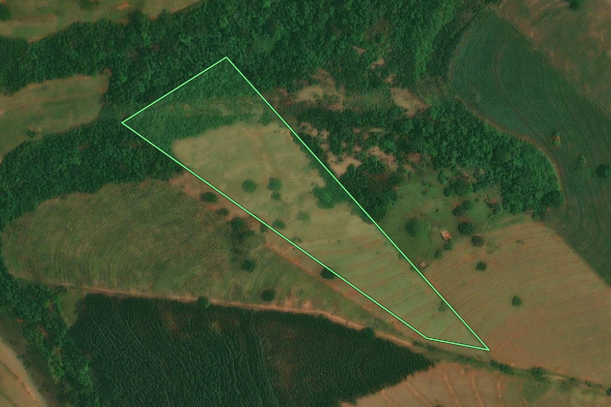 Imagem de satélite do imóvel rural em Altônia (PR), com o contorno declarado no CAR desenhado por cima.