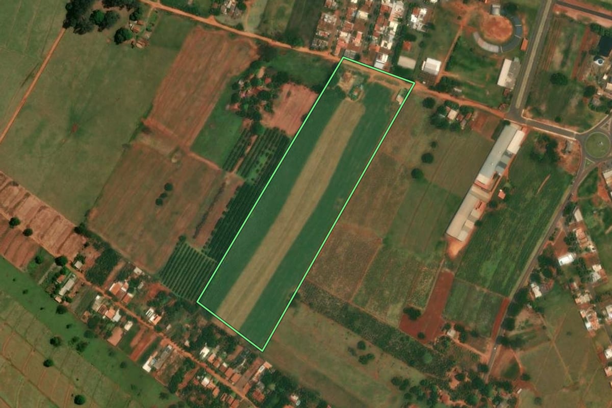 Imagem de satélite do imóvel rural em Altônia (PR), com o contorno declarado no CAR desenhado por cima.