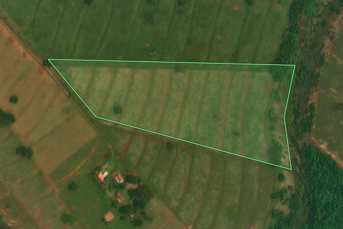 Imagem de satélite do imóvel rural em Altônia (PR), com o contorno declarado no CAR desenhado por cima.