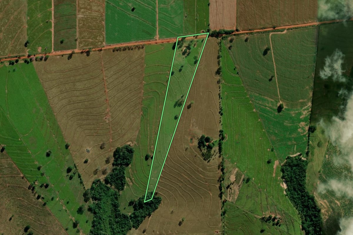 Imagem de satélite do imóvel rural em Altônia (PR), com o contorno declarado no CAR desenhado por cima.