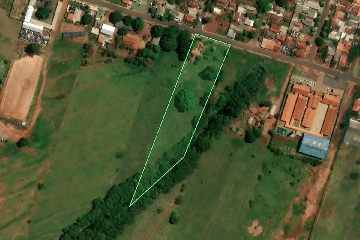 Imagem de satélite do imóvel rural em Altônia (PR), com o contorno declarado no CAR desenhado por cima.