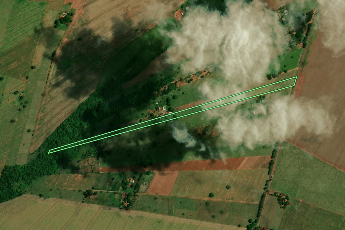 Imagem de satélite do imóvel rural em Altônia (PR), com o contorno declarado no CAR desenhado por cima.