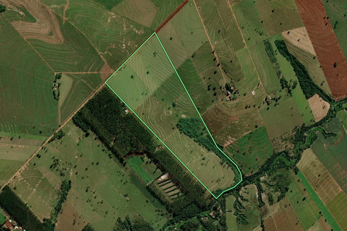 Imagem de satélite do imóvel rural em Altônia (PR), com o contorno declarado no CAR desenhado por cima.