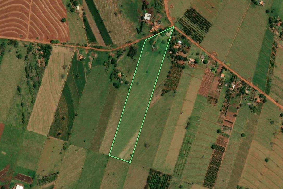 Imagem de satélite do imóvel rural em Altônia (PR), com o contorno declarado no CAR desenhado por cima.