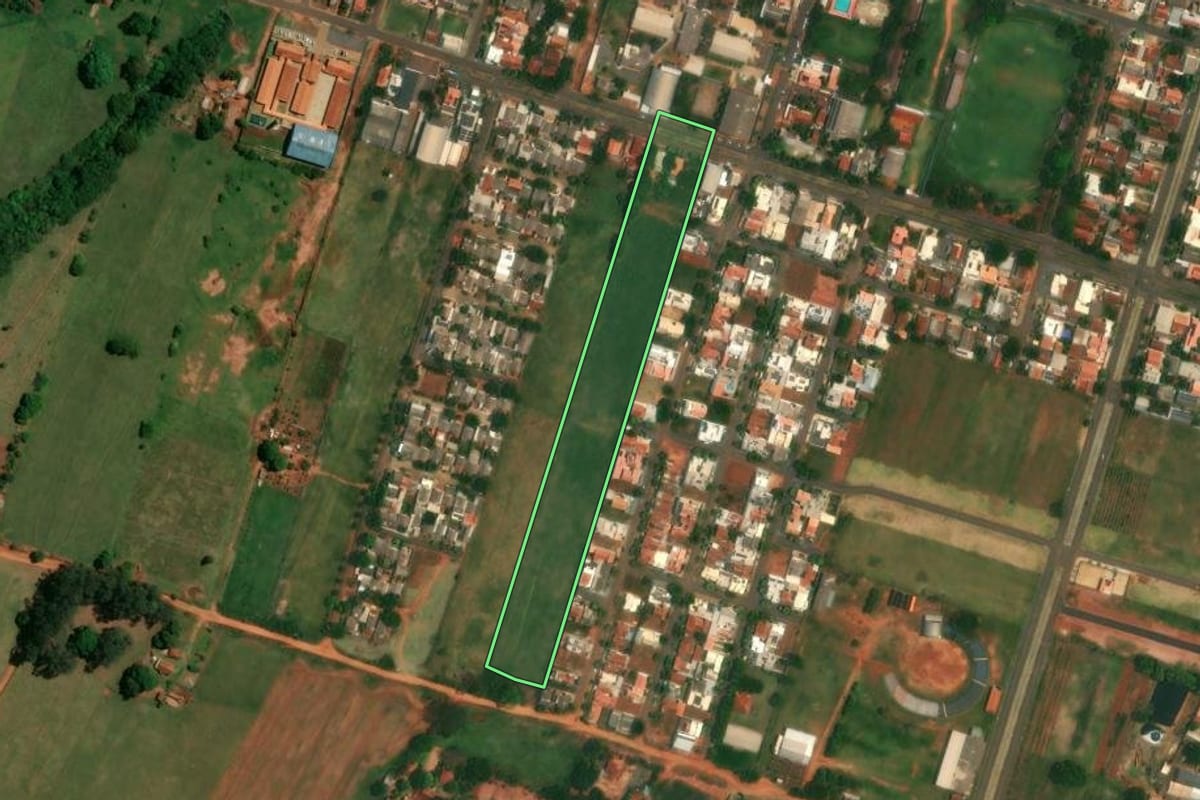 Imagem de satélite do imóvel rural em Altônia (PR), com o contorno declarado no CAR desenhado por cima.