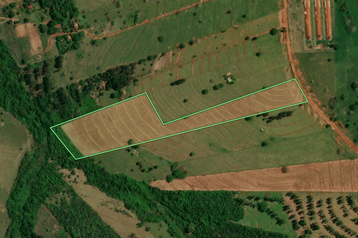 Imagem de satélite do imóvel rural em Altônia (PR), com o contorno declarado no CAR desenhado por cima.