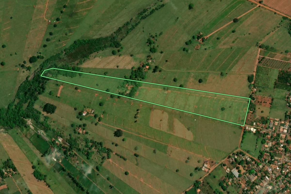 Imagem de satélite do imóvel rural em Altônia (PR), com o contorno declarado no CAR desenhado por cima.