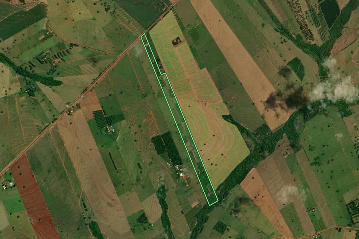 Imagem de satélite do imóvel rural em Altônia (PR), com o contorno declarado no CAR desenhado por cima.