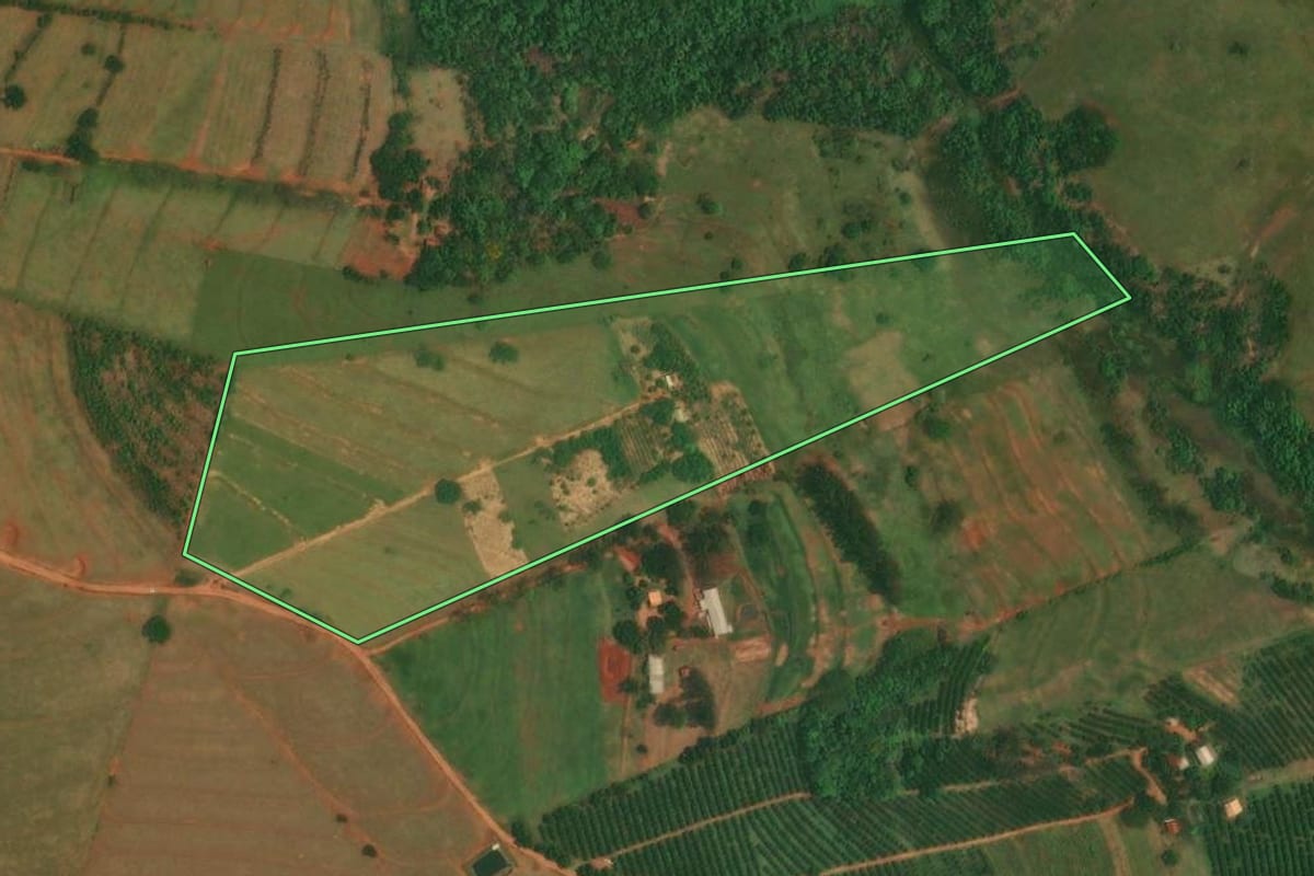 Imagem de satélite do imóvel rural em Altônia (PR), com o contorno declarado no CAR desenhado por cima.
