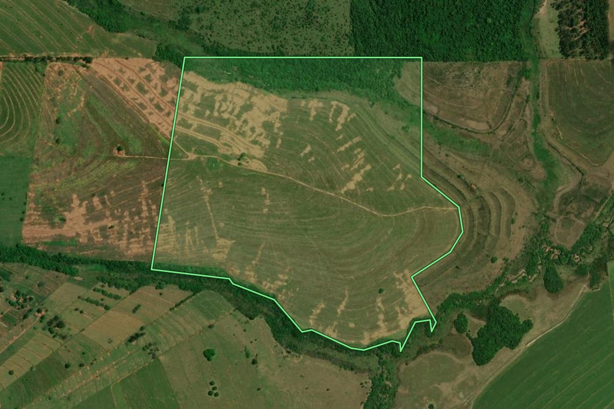 Imagem de satélite do imóvel rural em Altônia (PR), com o contorno declarado no CAR desenhado por cima.