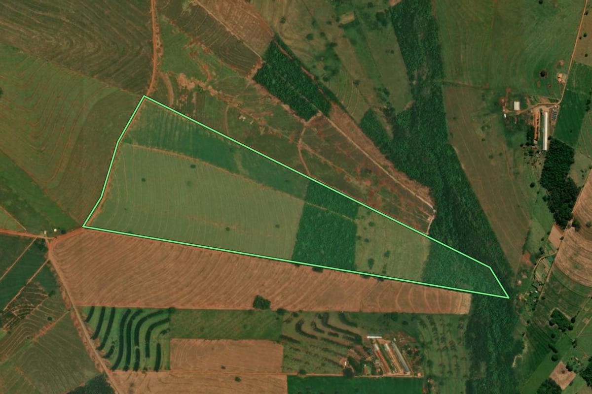 Imagem de satélite do imóvel rural em Altônia (PR), com o contorno declarado no CAR desenhado por cima.