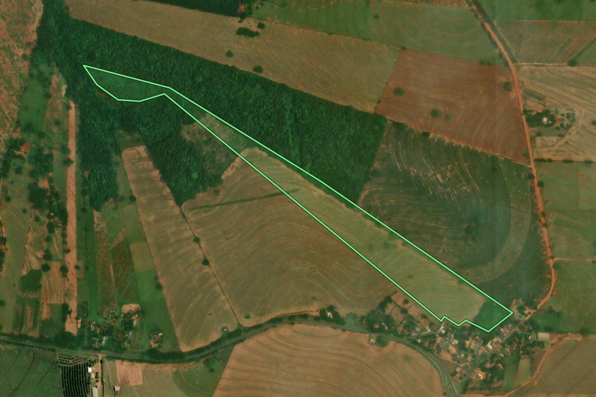 Imagem de satélite do imóvel rural em Altônia (PR), com o contorno declarado no CAR desenhado por cima.