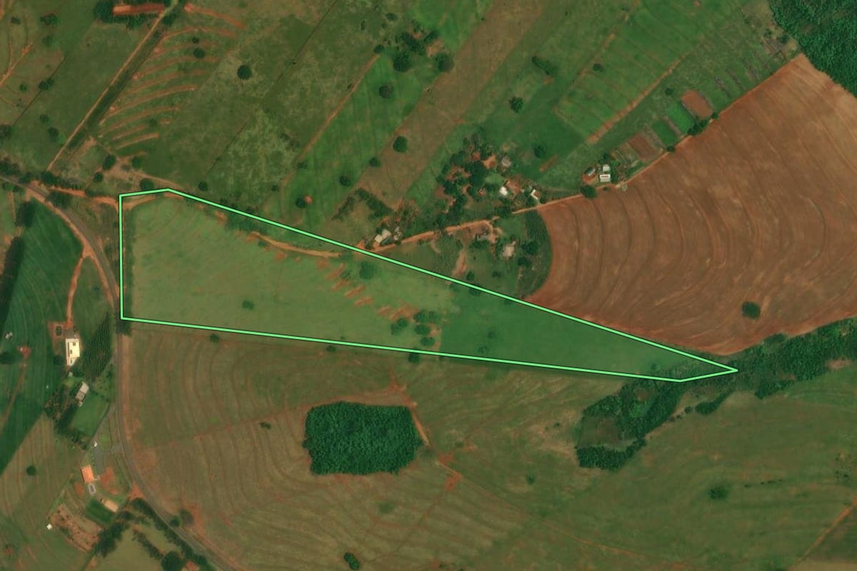 Imagem de satélite do imóvel rural em Altônia (PR), com o contorno declarado no CAR desenhado por cima.