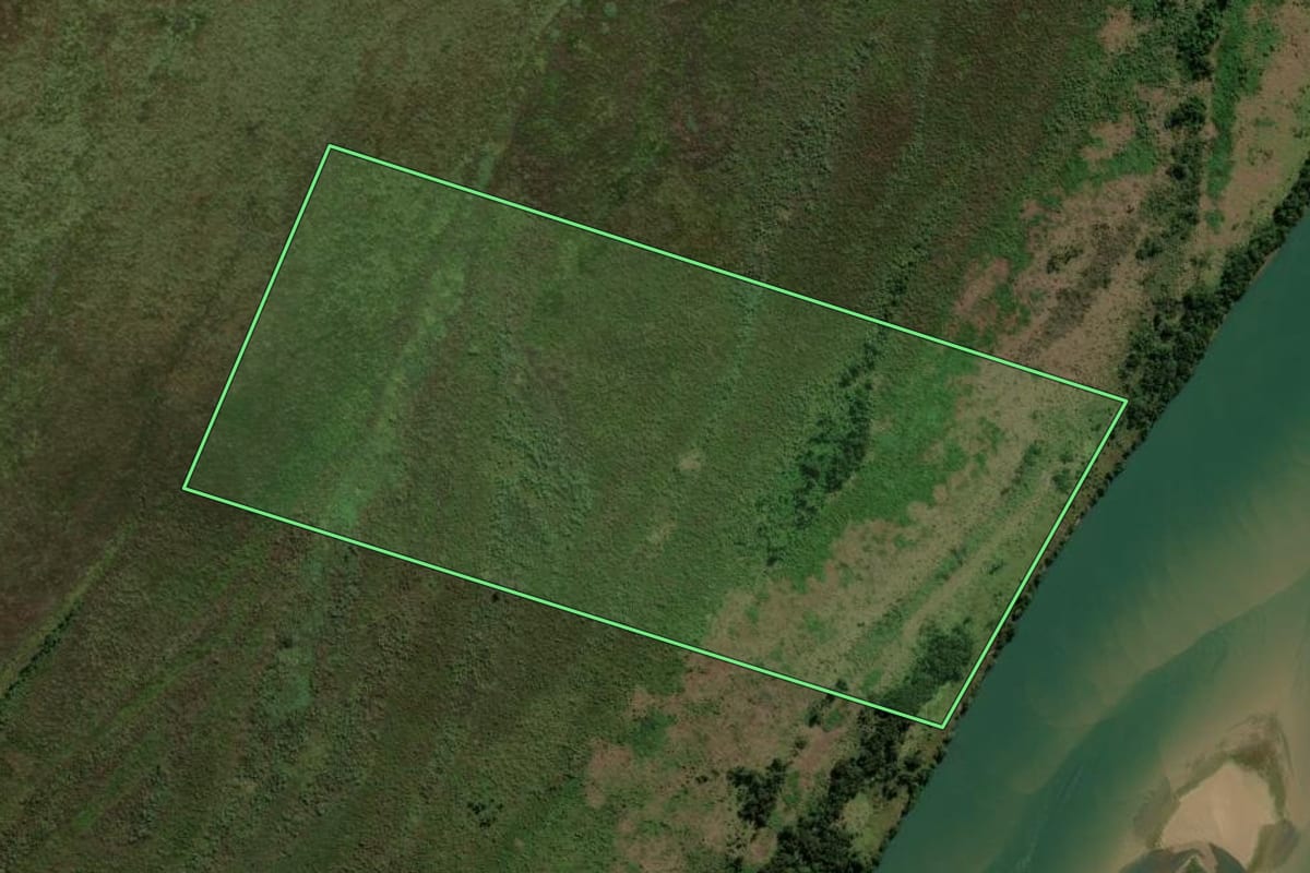 Imagem de satélite do imóvel rural em Altônia (PR), com o contorno declarado no CAR desenhado por cima.