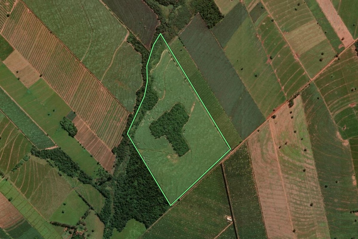Imagem de satélite do imóvel rural em Alto Paraná (PR), com o contorno declarado no CAR desenhado por cima.