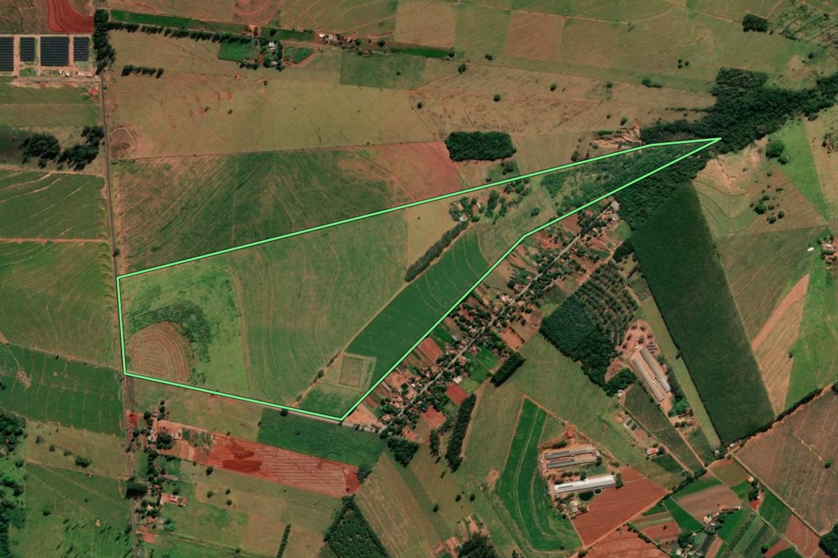 Imagem de satélite do imóvel rural em Alto Paraná (PR), com o contorno declarado no CAR desenhado por cima.