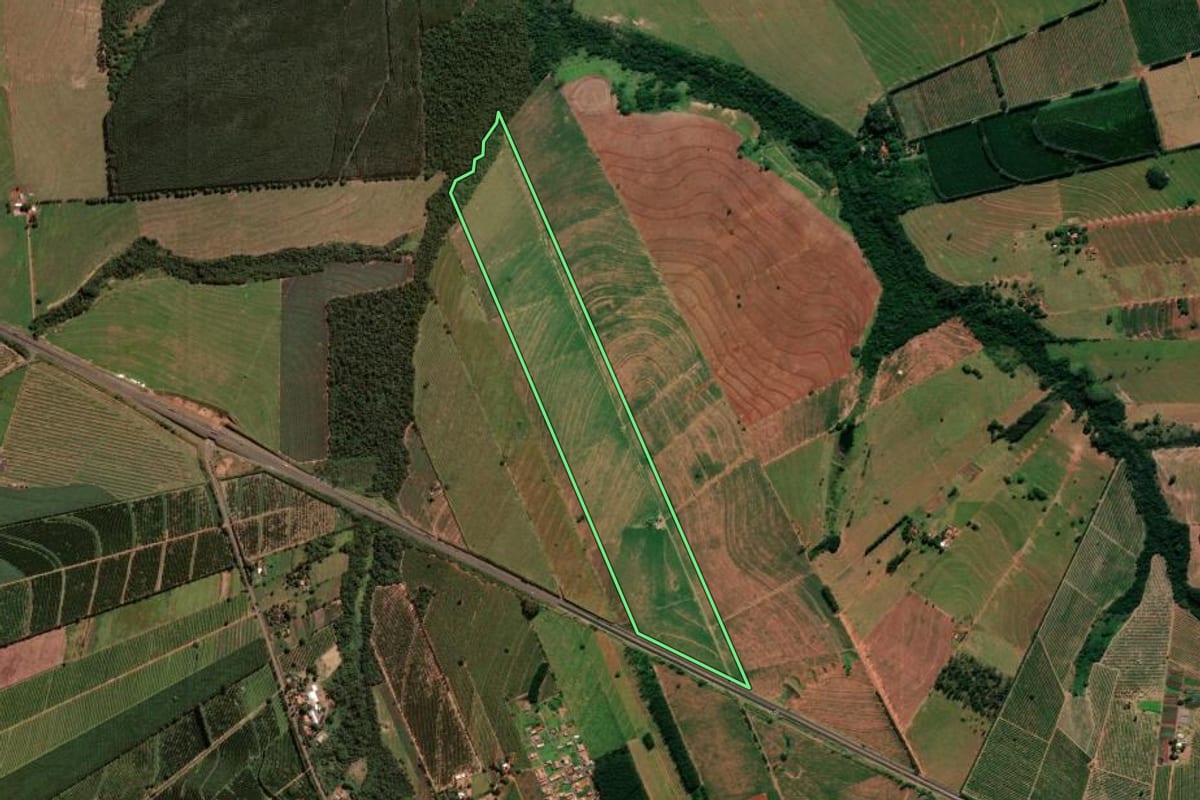 Imagem de satélite do imóvel rural em Alto Paraná (PR), com o contorno declarado no CAR desenhado por cima.