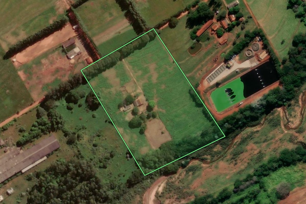 Imagem de satélite do imóvel rural em Alto Paraná (PR), com o contorno declarado no CAR desenhado por cima.