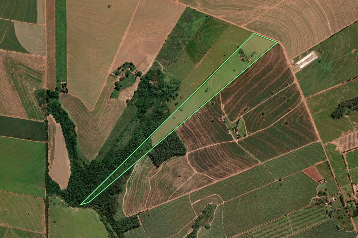 Imagem de satélite do imóvel rural em Alto Paraná (PR), com o contorno declarado no CAR desenhado por cima.