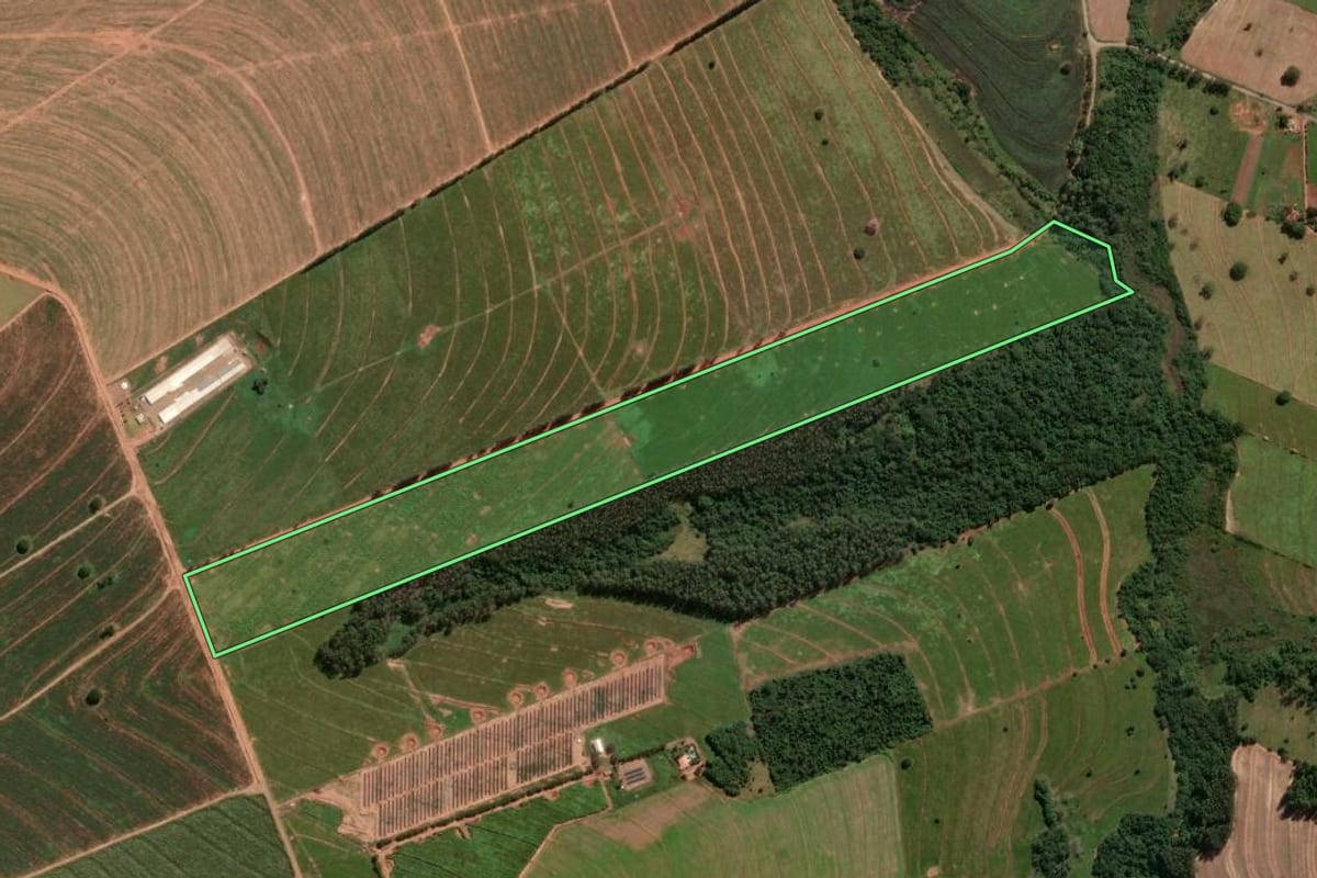 Imagem de satélite do imóvel rural em Alto Paraná (PR), com o contorno declarado no CAR desenhado por cima.