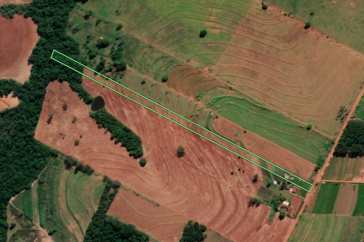 Imagem de satélite do imóvel rural em Alto Paraná (PR), com o contorno declarado no CAR desenhado por cima.