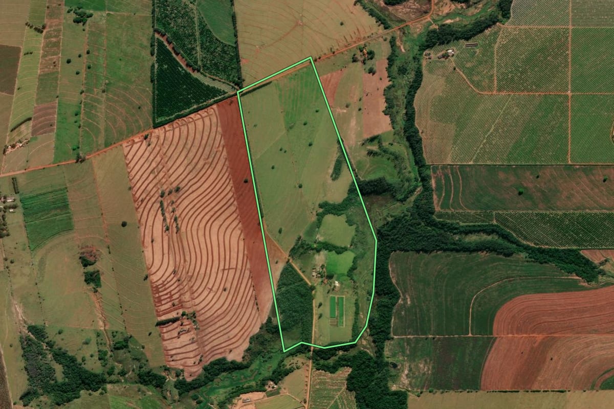 Imagem de satélite do imóvel rural em Alto Paraná (PR), com o contorno declarado no CAR desenhado por cima.