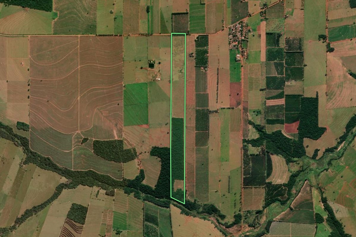 Imagem de satélite do imóvel rural em Alto Paraná (PR), com o contorno declarado no CAR desenhado por cima.