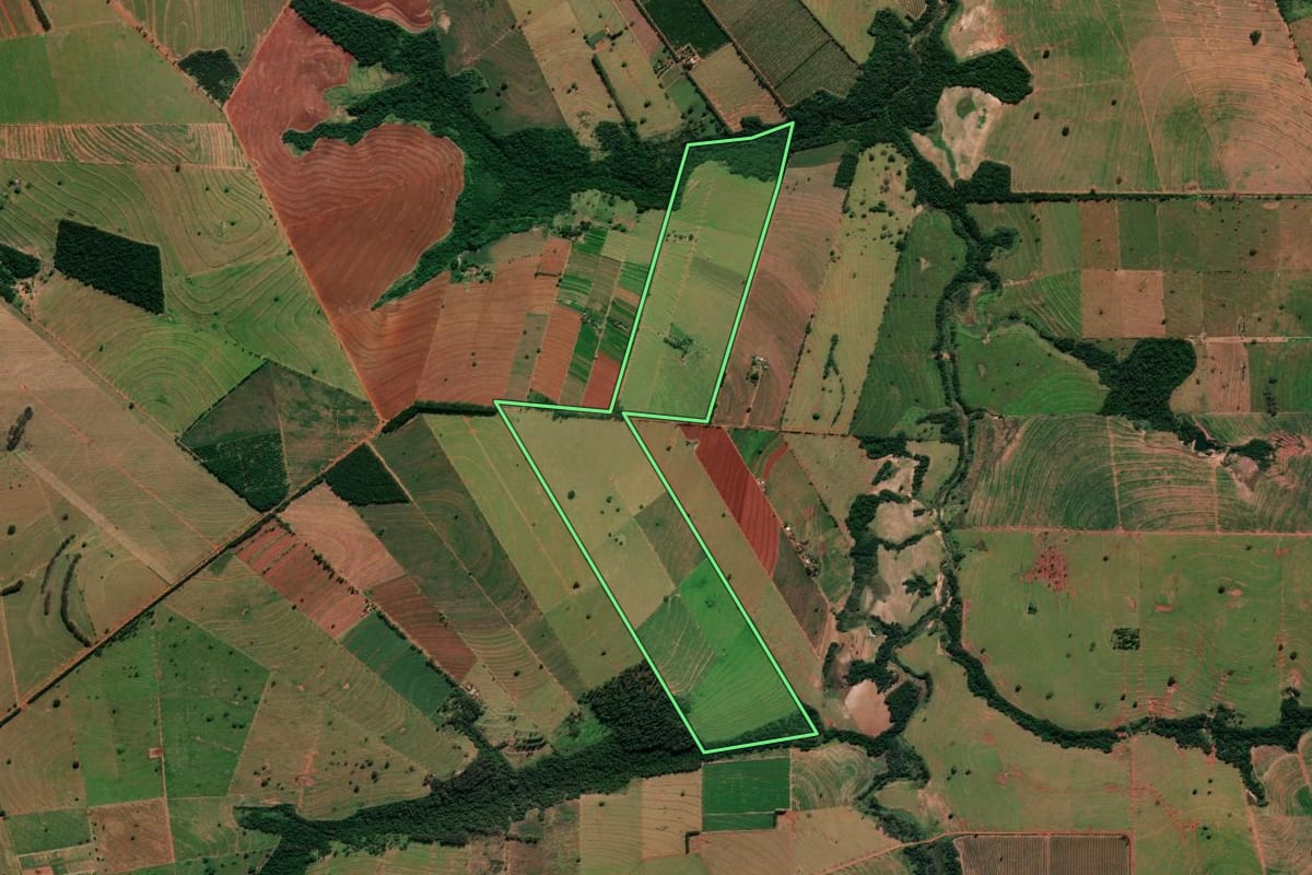 Imagem de satélite do imóvel rural em Alto Paraná (PR), com o contorno declarado no CAR desenhado por cima.