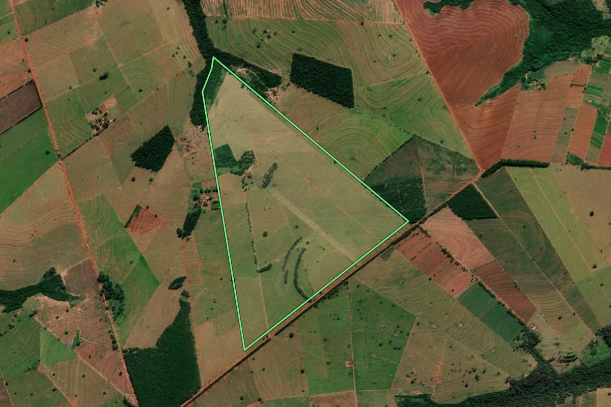 Imagem de satélite do imóvel rural em Alto Paraná (PR), com o contorno declarado no CAR desenhado por cima.