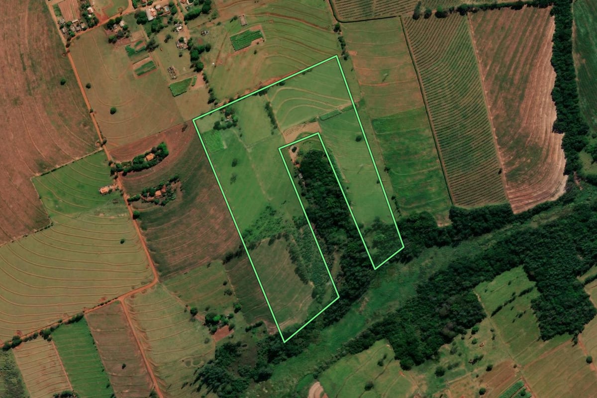 Imagem de satélite do imóvel rural em Alto Paraná (PR), com o contorno declarado no CAR desenhado por cima.