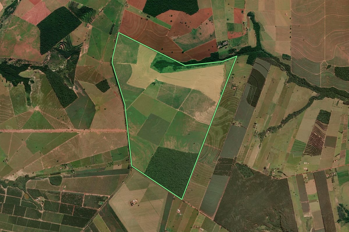 Imagem de satélite do imóvel rural em Alto Paraná (PR), com o contorno declarado no CAR desenhado por cima.